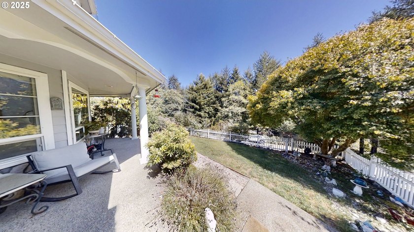 Magnificent custom home located right in town, thoughtfully - photo 27
