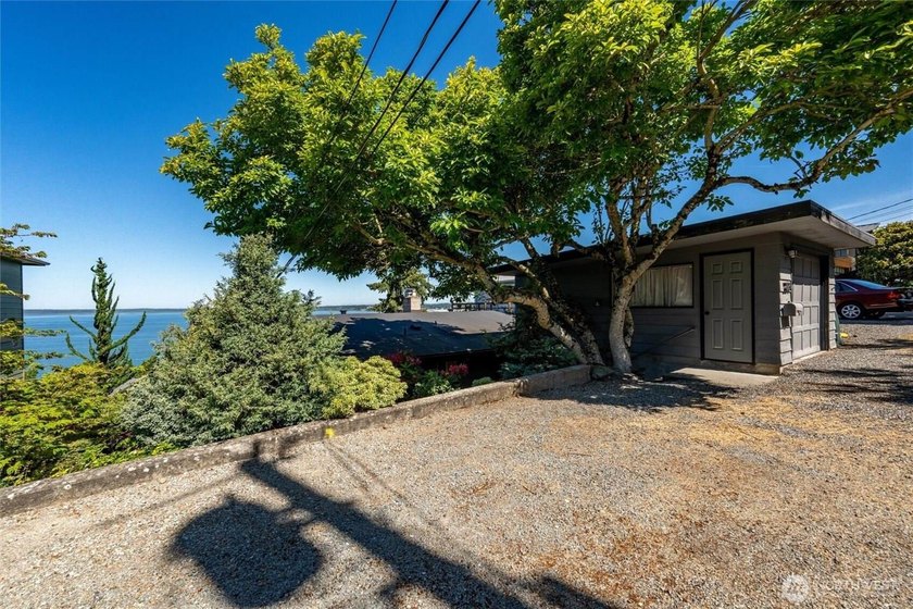 Perched on a quiet South Hill lane, this timeless Mid-Century - photo 28
