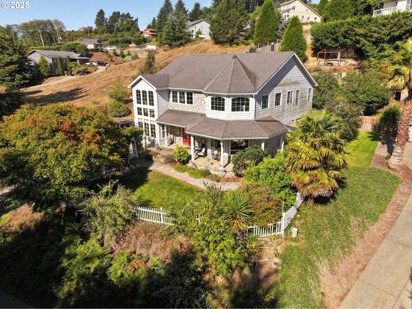 Magnificent custom home located right in town, thoughtfully - photo 30