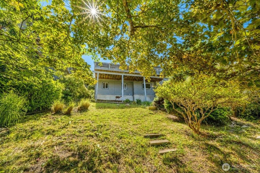 Perched on a quiet South Hill lane, this timeless Mid-Century - photo 32