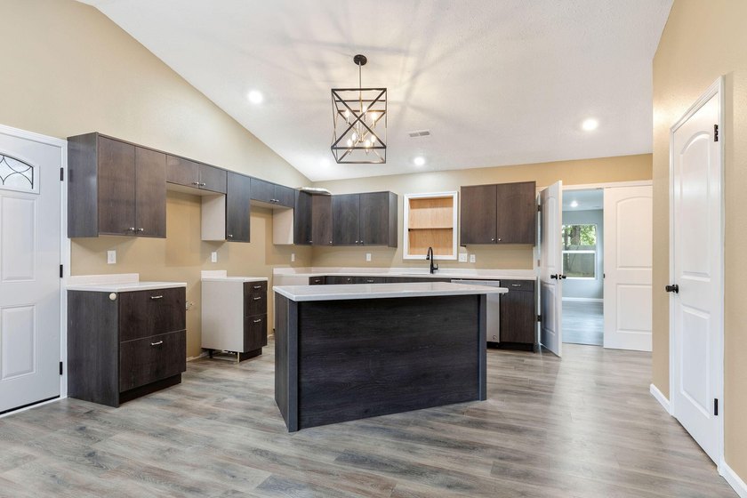 Move-in ready 3BR/3BA ranch in Kirbyville, approx. 1,800 SF, all - photo 4