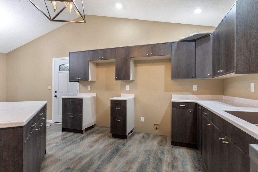 Move-in ready 3BR/3BA ranch in Kirbyville, approx. 1,800 SF, all - photo 6