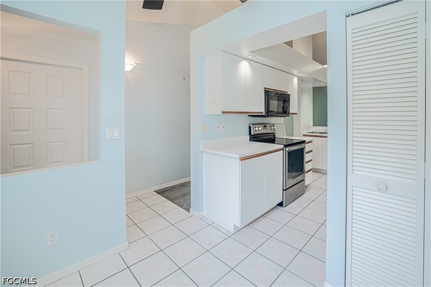 2 BR/2 Bath END-UNIT LAKE VIEW condo in the affordable - photo 8