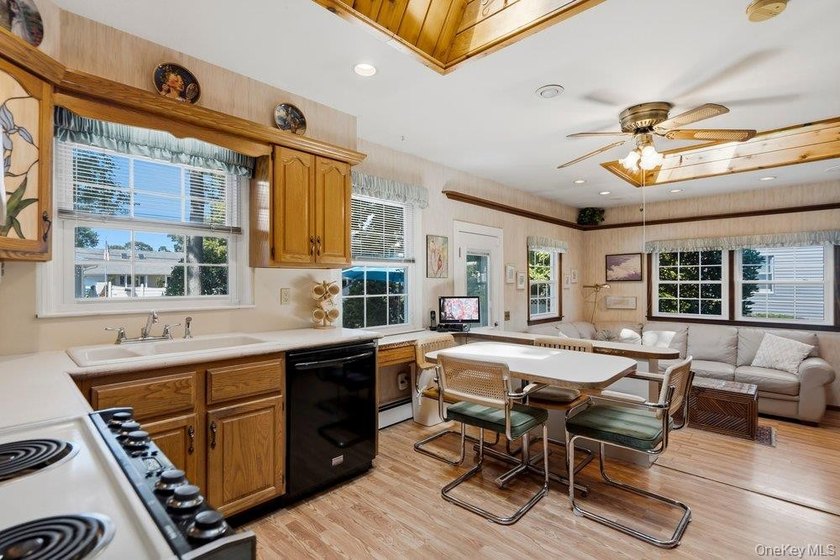 Don't Miss this Spacious Ranch with Nice Entrance Seating Area - photo 7