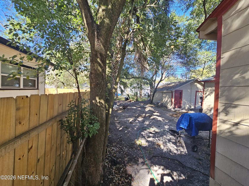 This 1203 square foot single family home has 3 bedrooms and 1.0 - photo 7