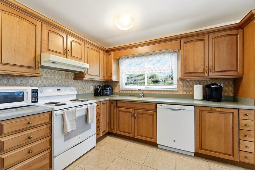 Bright and airy 3-bedroom, 2 full bath home situated on a rare - photo 13
