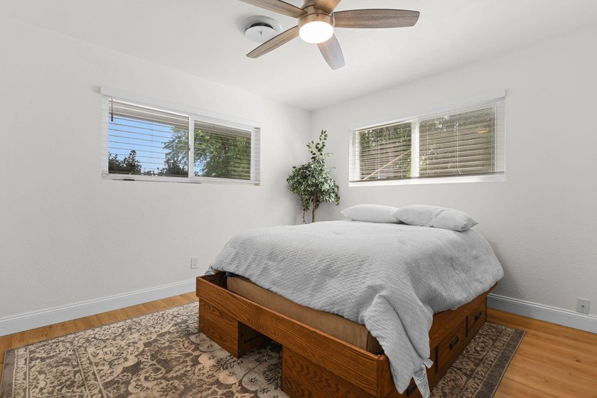 Welcome to this beautifully renovated 4-bedroom, 3-bathroom home - photo 22