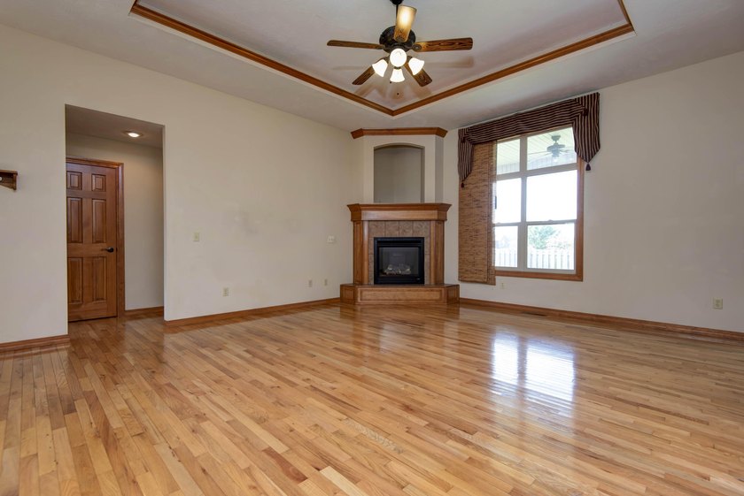 Priced below market value and ready to move into this immaculate - photo 7