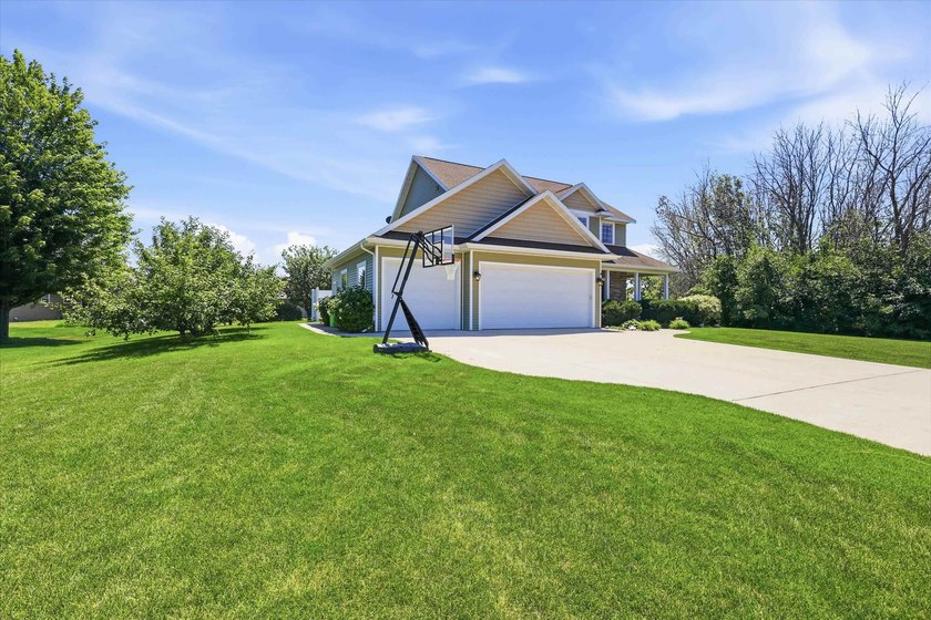 Beautiful 2 story custom built home located in Sherwood area - photo 3