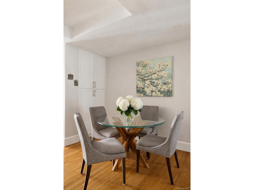 A rare opportunity to own a beautifully renovated three-bedroom - photo 4