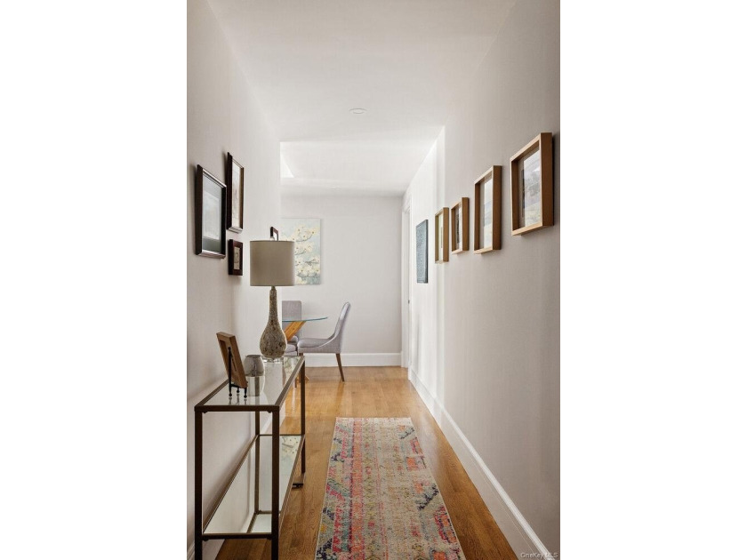 A rare opportunity to own a beautifully renovated three-bedroom - photo 6