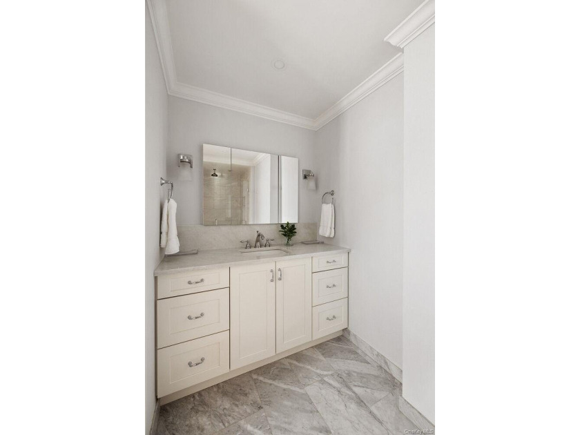 A rare opportunity to own a beautifully renovated three-bedroom - photo 8