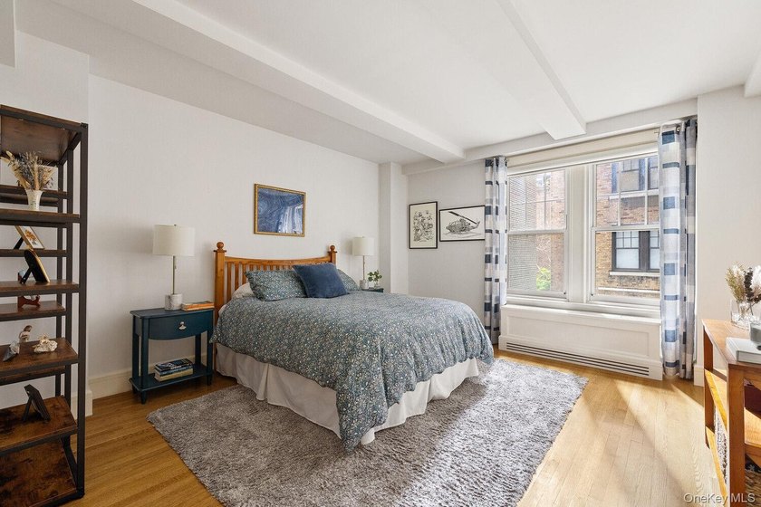 A rare opportunity to own a beautifully renovated three-bedroom - photo 9