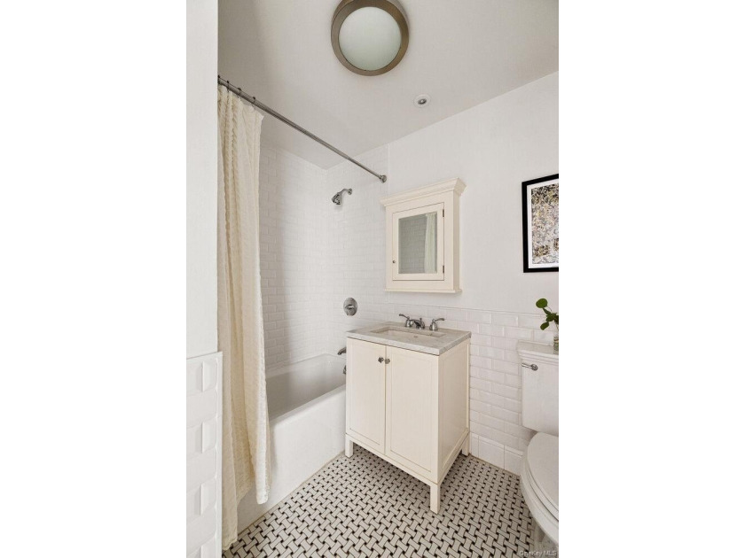 A rare opportunity to own a beautifully renovated three-bedroom - photo 10