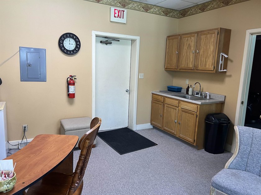 Great investment opportunity in a prime downtown location! This - photo 6