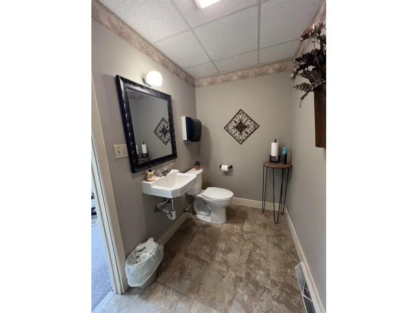 Great investment opportunity in a prime downtown location! This - photo 7