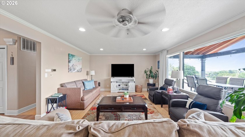 Large home on quiet street, great neighborhood and location with - photo 6