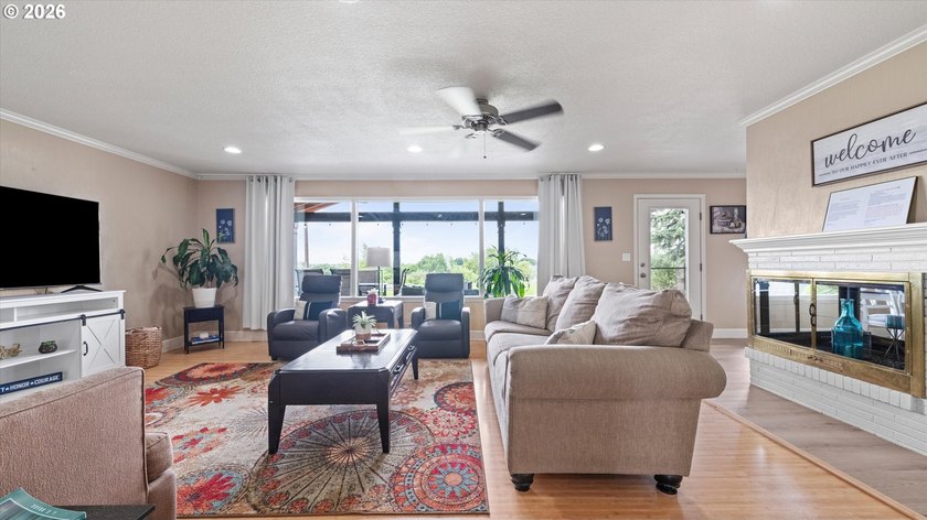 Large home on quiet street, great neighborhood and location with - photo 7