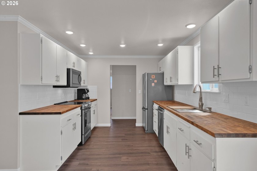 Charming remodeled 3-bedroom home conveniently located just 1/2 - photo 12