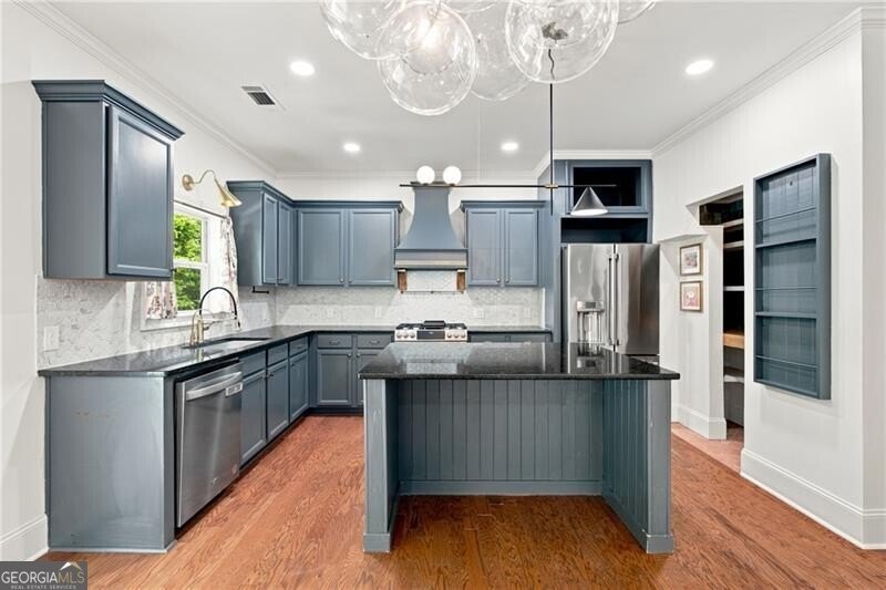 There are so many exceptional features throughout this - photo 13