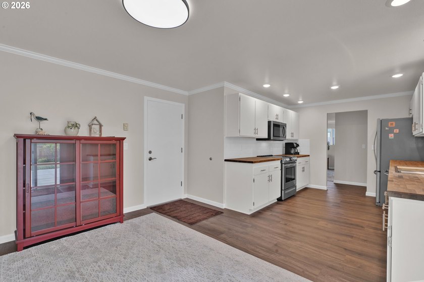 Charming remodeled 3-bedroom home conveniently located just 1/2 - photo 17