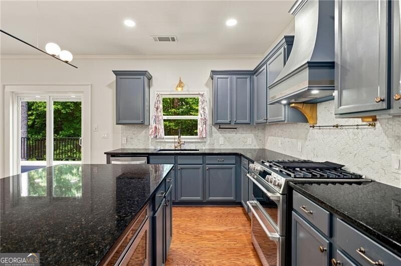 There are so many exceptional features throughout this - photo 18