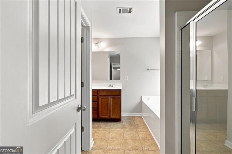There are so many exceptional features throughout this - photo 28
