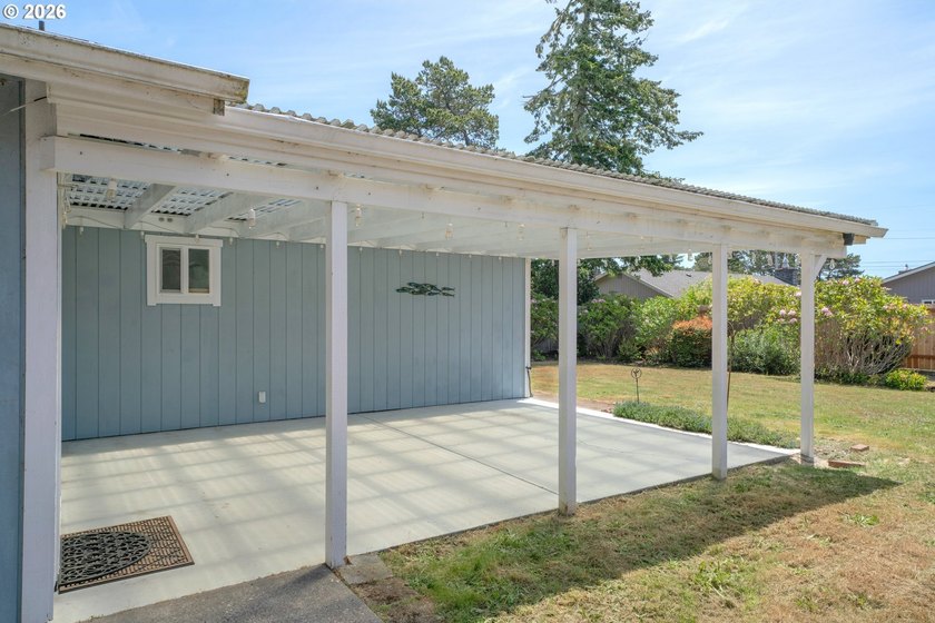 Charming remodeled 3-bedroom home conveniently located just 1/2 - photo 30