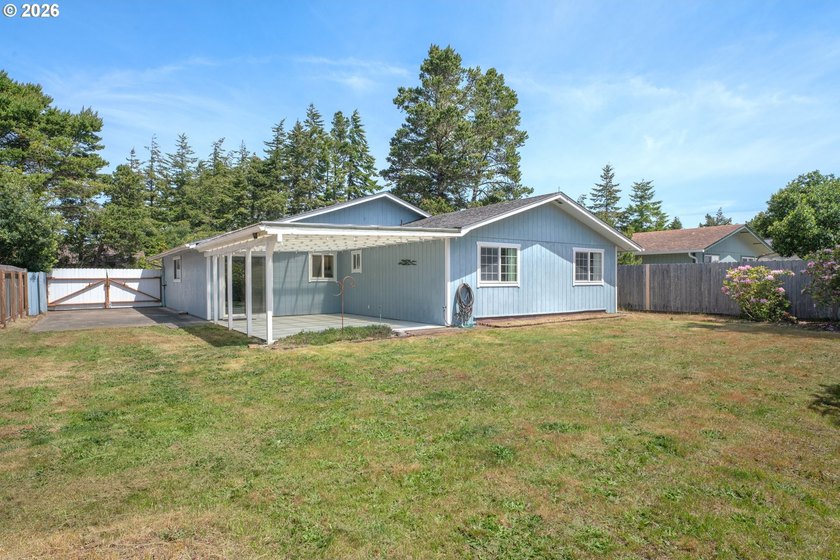 Charming remodeled 3-bedroom home conveniently located just 1/2 - photo 32