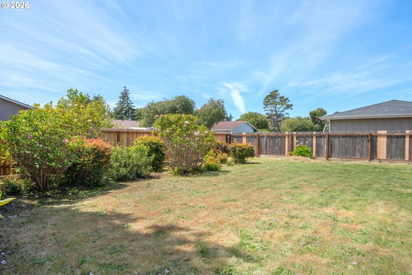 Charming remodeled 3-bedroom home conveniently located just 1/2 - photo 34