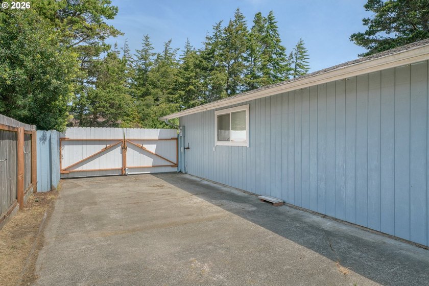 Charming remodeled 3-bedroom home conveniently located just 1/2 - photo 36