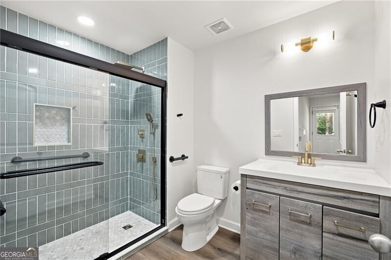 There are so many exceptional features throughout this - photo 41
