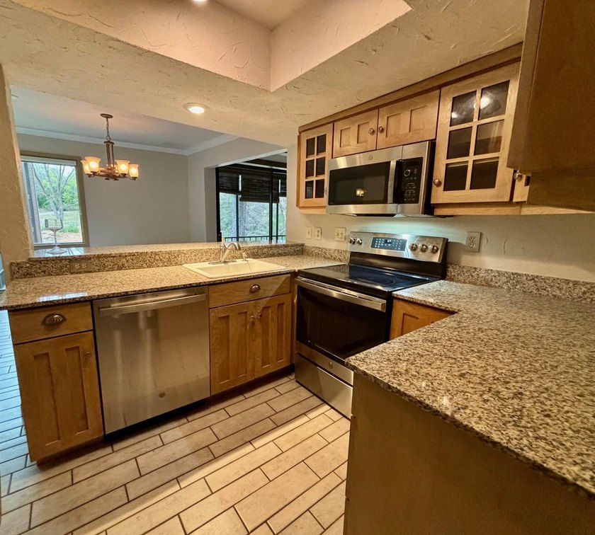 Welcome home to easy living in Edina West. This is a perfect - photo 12