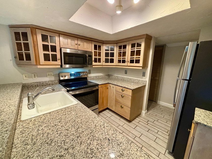Welcome home to easy living in Edina West. This is a perfect - photo 13