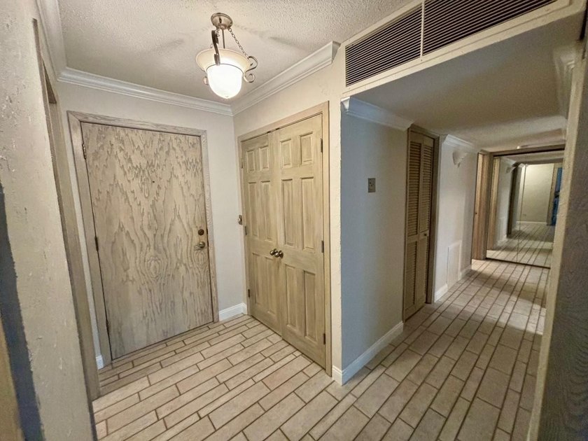 Welcome home to easy living in Edina West. This is a perfect - photo 17