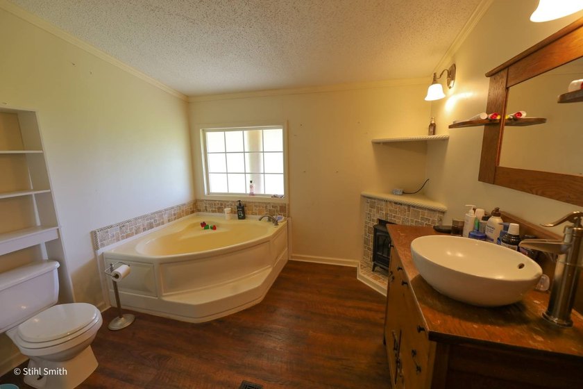 Home with a massive shop, two ponds, and plenty of privacy - photo 25