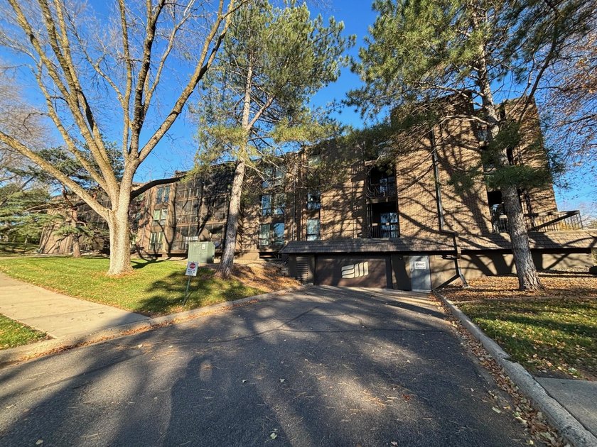 Welcome home to easy living in Edina West. This is a perfect - photo 36