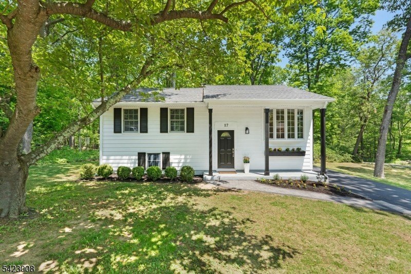 Welcome to this newly renovated bilevel, positioned perfectly on - photo 2