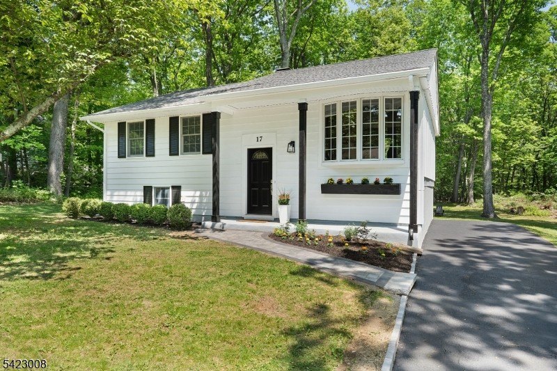 Welcome to this newly renovated bilevel, positioned perfectly on - photo 3