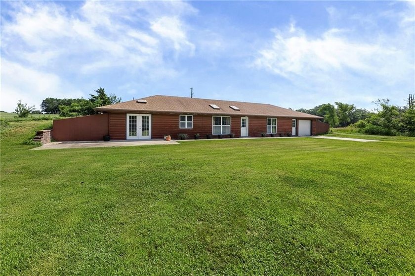 Enjoy all that country living has to offer with this amazing 7 - photo 3