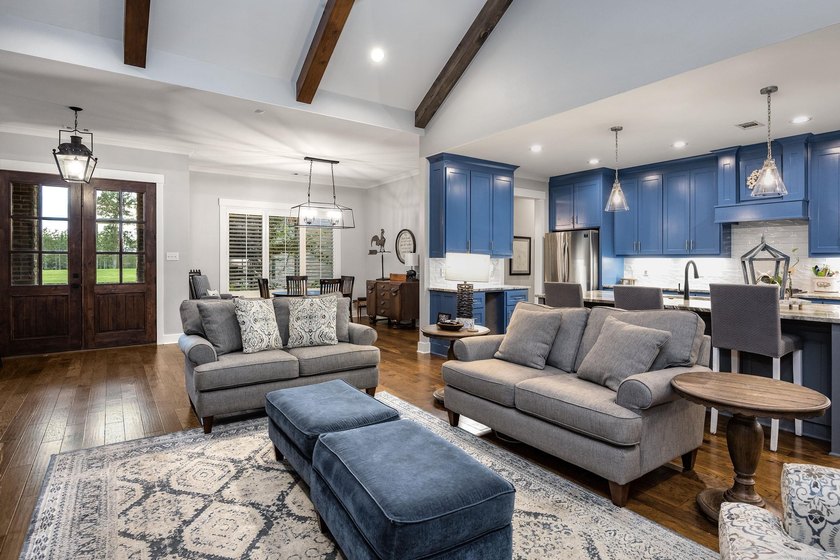 Beautiful custom home built by Alan Schrader in the desirable - photo 9