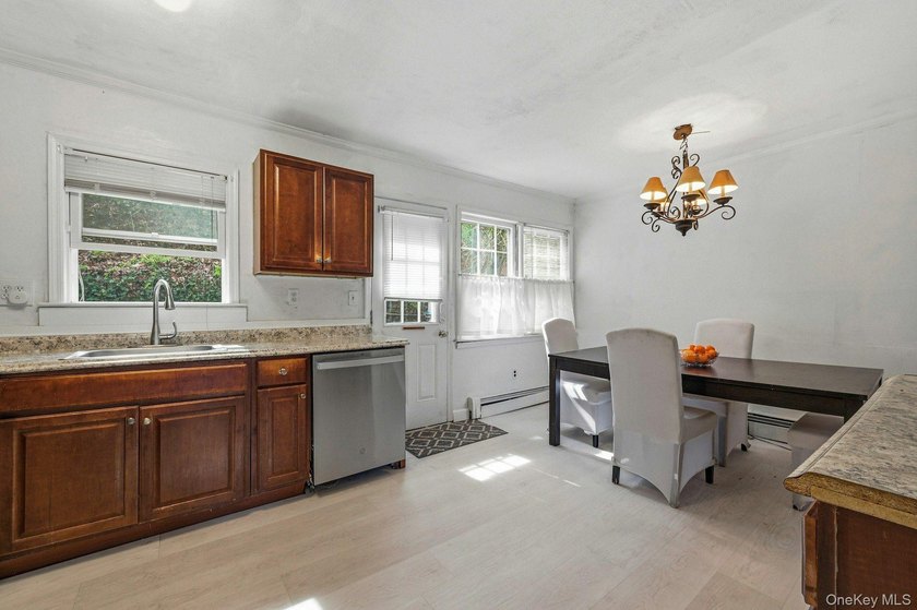 Welcome to this charming 4-bedroom, 2 full bath Mustapick - photo 9