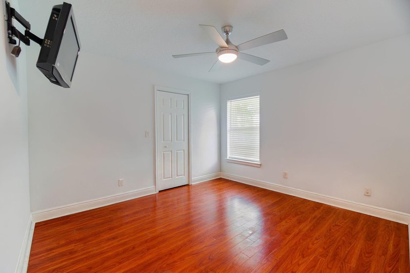 Gracefully situated on a quiet cul-de-sac within the exclusive - photo 34