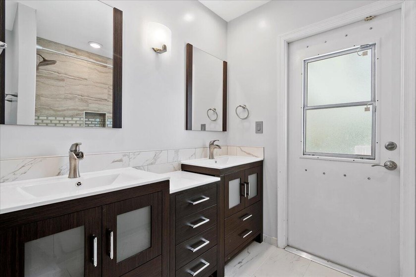 Gracefully situated on a quiet cul-de-sac within the exclusive - photo 35