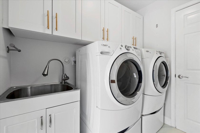 Gracefully situated on a quiet cul-de-sac within the exclusive - photo 40