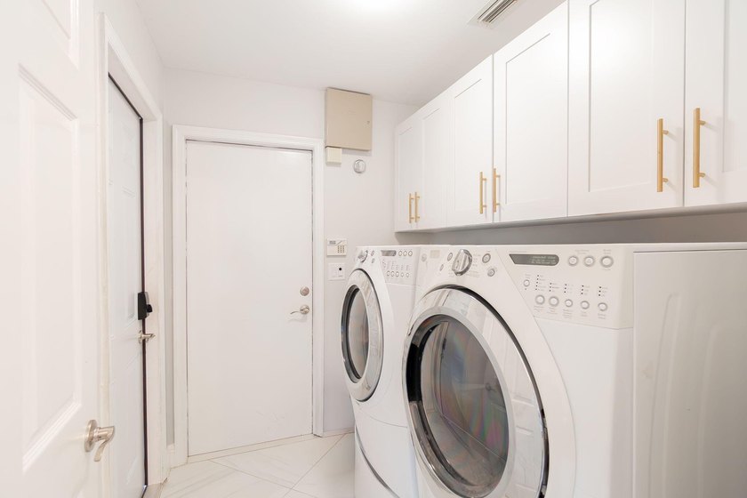 Gracefully situated on a quiet cul-de-sac within the exclusive - photo 41
