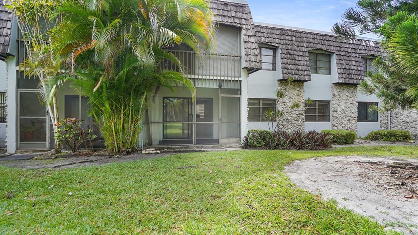 Beautiful peaceful courtyard view. Two bedroom /Two bath first - photo 18