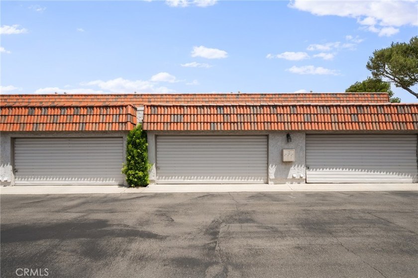 Welcome to this 2-bedroom, 2.5-bath townhouse located in the - photo 25