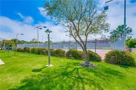 Welcome to this 2-bedroom, 2.5-bath townhouse located in the - photo 31