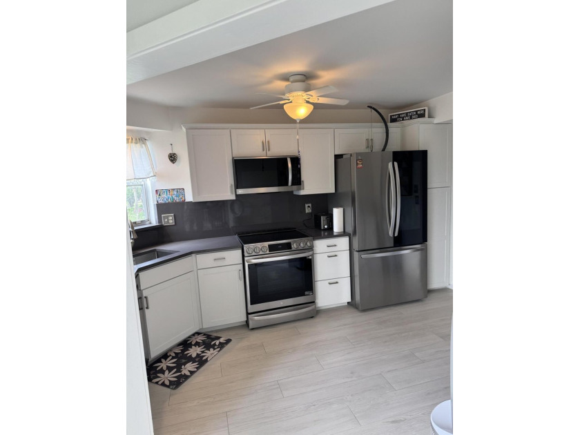 UPDATED move in ready. Clean, bright and spacious 2 bedroom/2 - photo 2